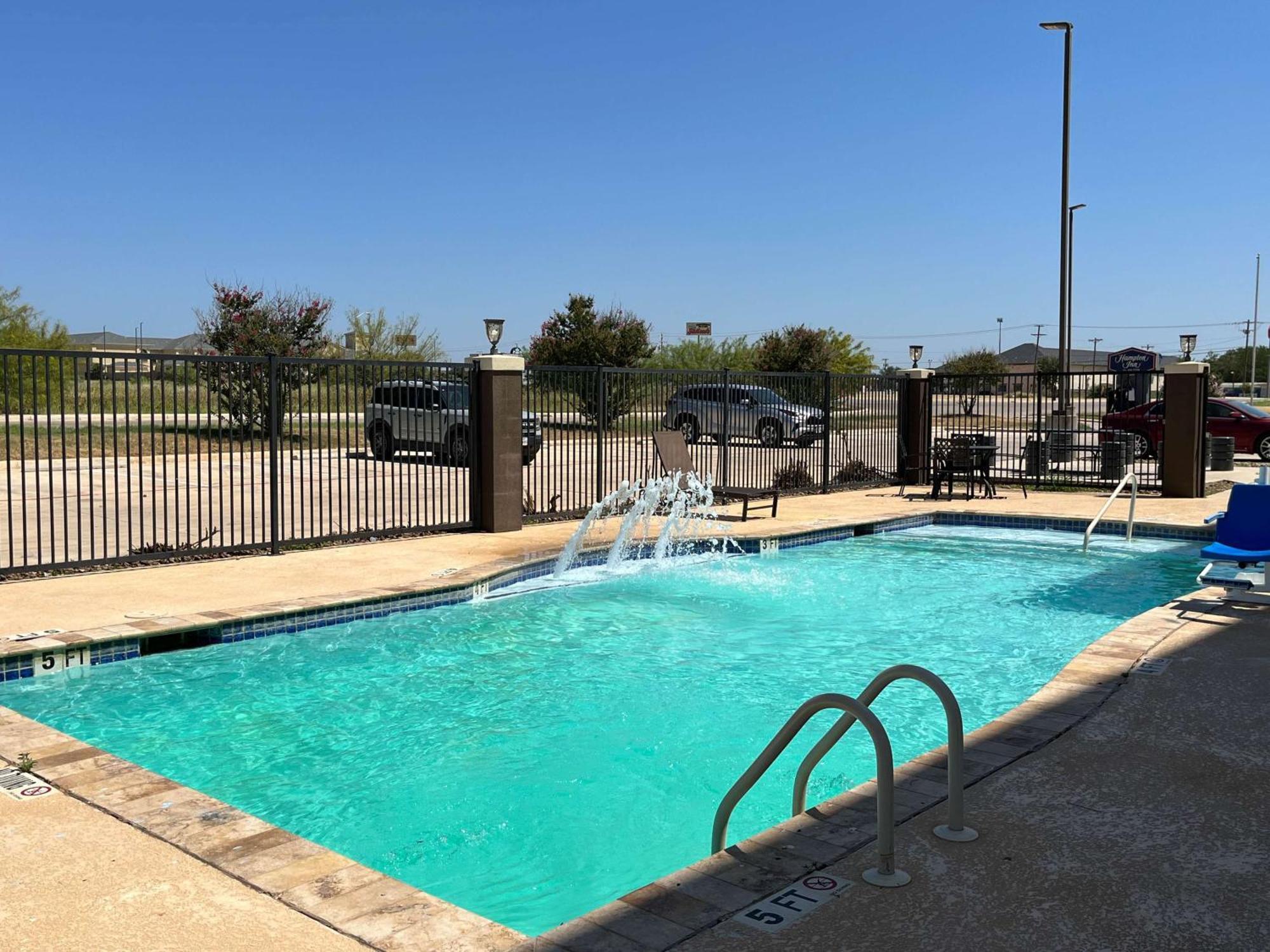 Quality Inn & Suites Pearsall Екстериор снимка