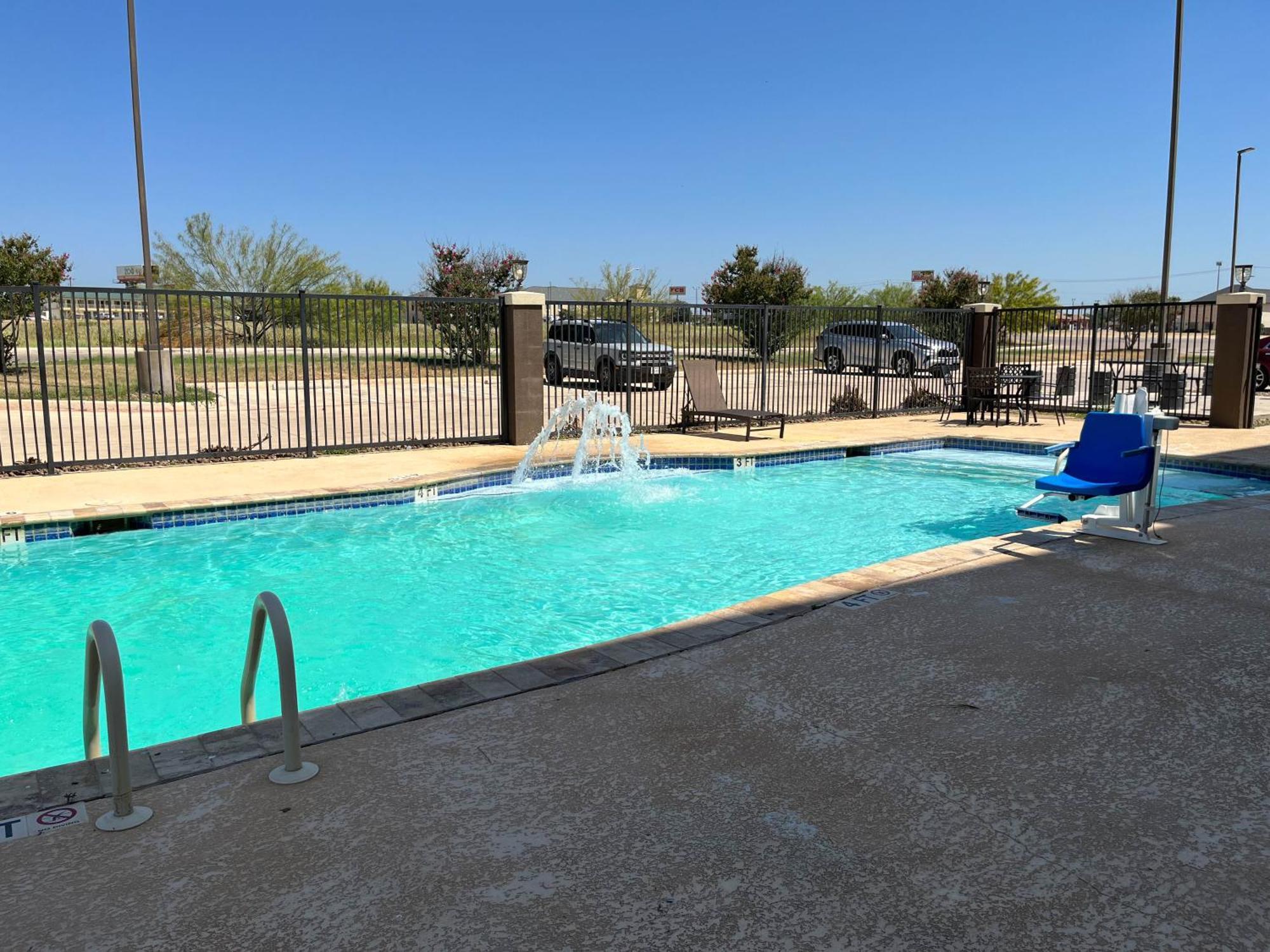 Quality Inn & Suites Pearsall Екстериор снимка