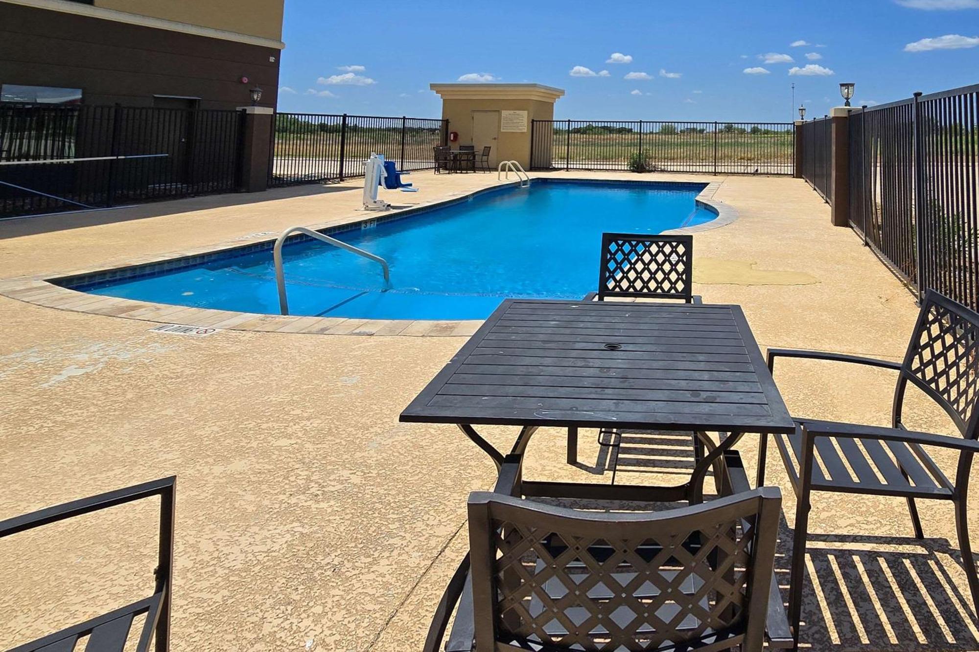 Quality Inn & Suites Pearsall Екстериор снимка