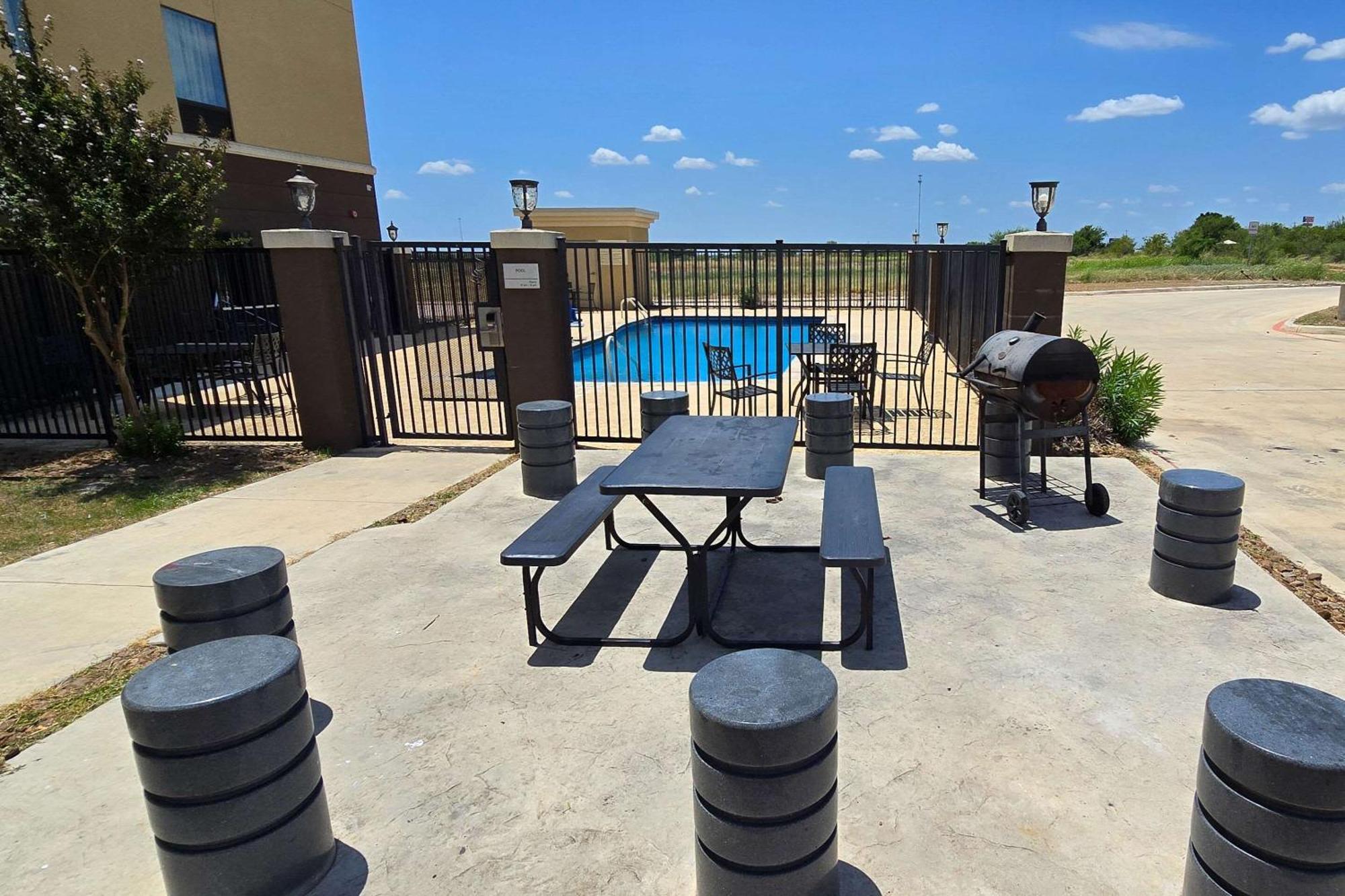 Quality Inn & Suites Pearsall Екстериор снимка