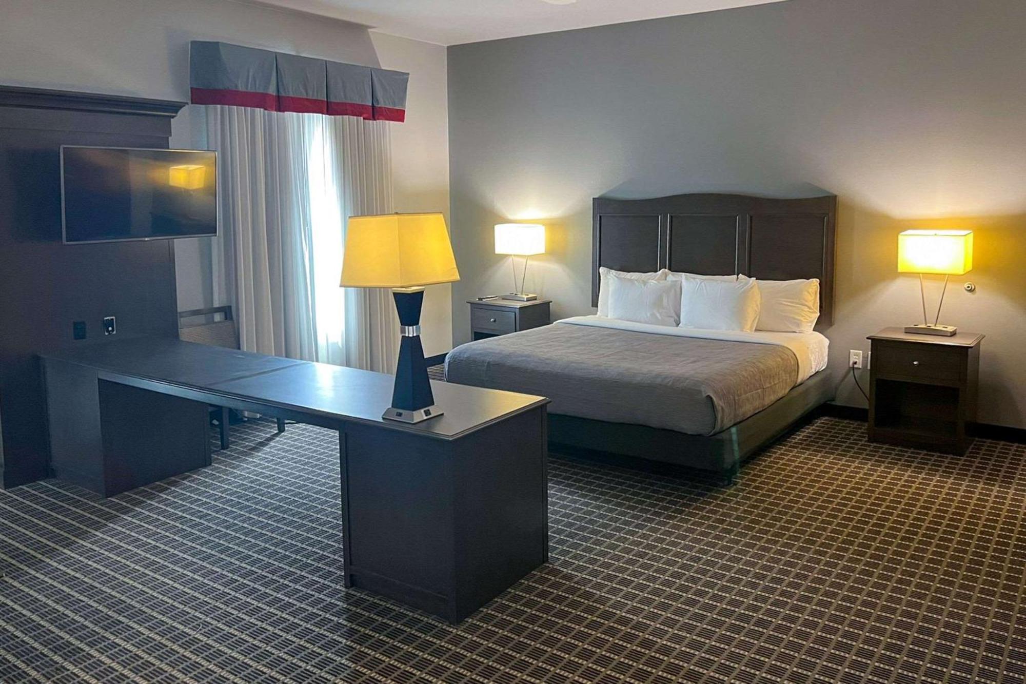 Quality Inn & Suites Pearsall Екстериор снимка
