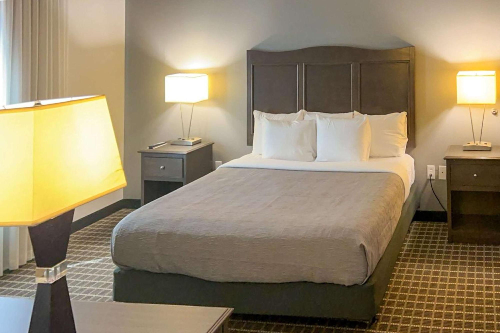Quality Inn & Suites Pearsall Екстериор снимка