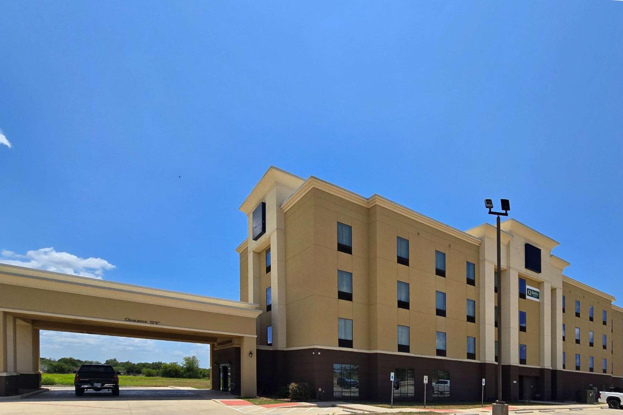 Quality Inn & Suites Pearsall Екстериор снимка
