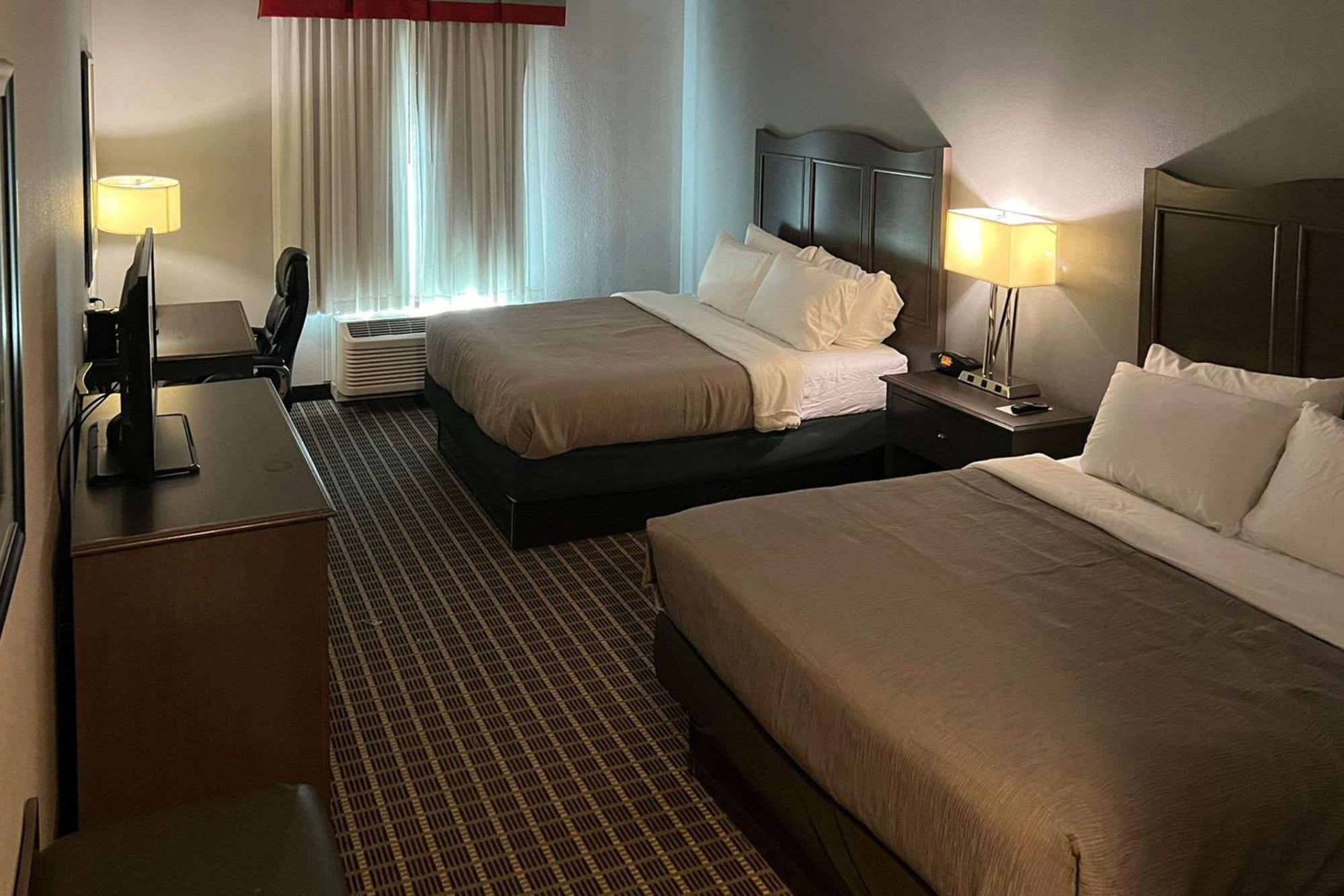 Quality Inn & Suites Pearsall Екстериор снимка